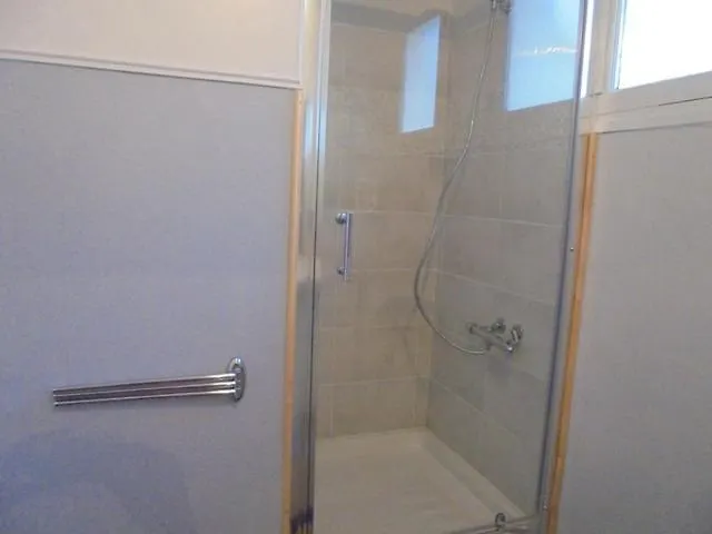Quarto em Acomodações Particulares Confortable,gare,climatisation,parking,wifi,pt Dejeuner Compris *